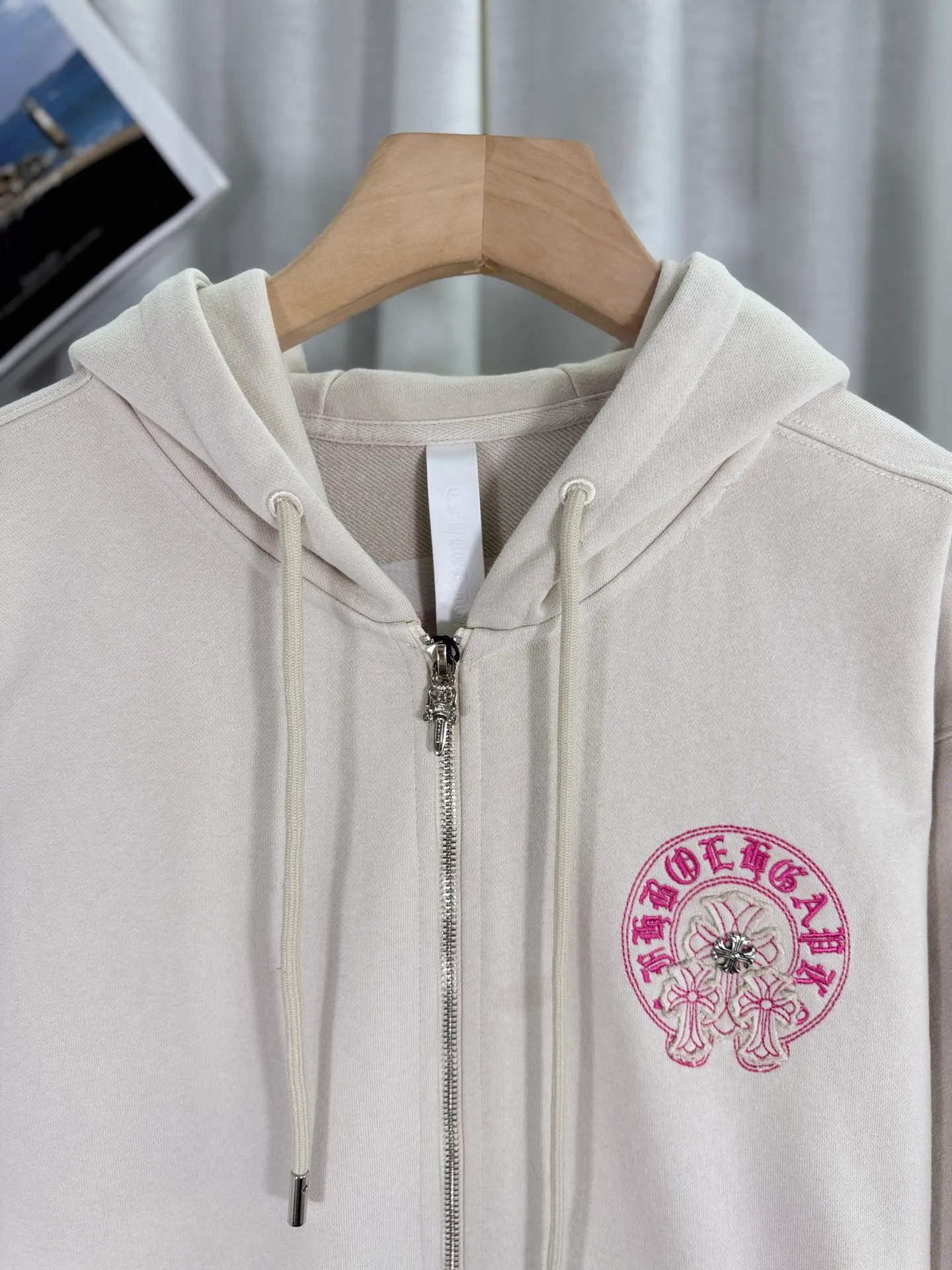 P340 top version, real shot without P, ​​different from market currency) 𝗖𝗵𝗿𝗼𝗺𝗲 𝗛𝗲𝗮𝗿𝘁𝘀/Cro Heart 2025 washed patch embroidery autumn and winter new original single counter American laser patch 3D three-dimensional color embroidery couple casual cardigan sweatshirt 👑The highest version! Customized fabric 480g tripe terry fabric! American acid-washed and distressed original fabric, laser burning + patch embroidery, exquisite embroidery of letters! The best-selling model in the counter, very comfortable to wear. Accessories: original molded and authenticated collar label➕100% silk wash label. Genuine purchase-grade original hangtag➕matching hanging rope➕3D hanging beads➕original packaging bag. Craftsmanship: The original version has consistent wiring! The highest version of the armhole matching technique! Color: Apricot Black Size: S M L XL Style Number: 25-319